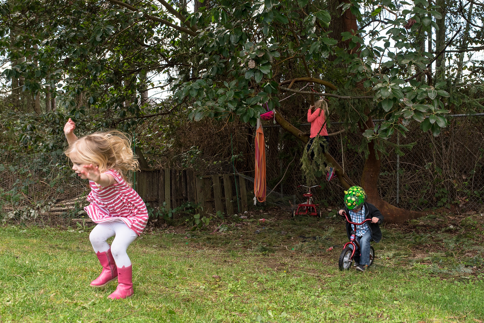 children play wildly in backyard - military family photography