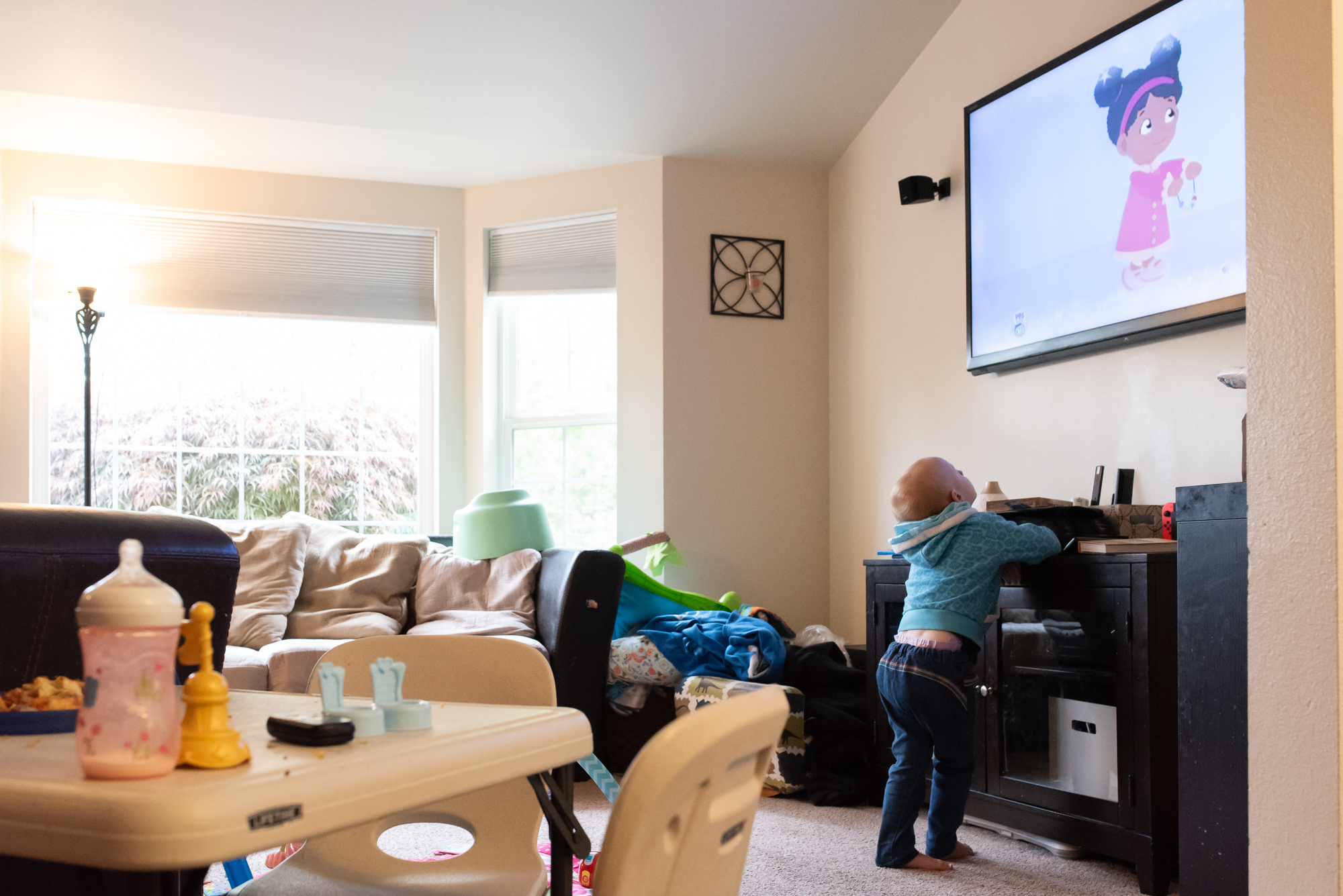 girl watches TV closely